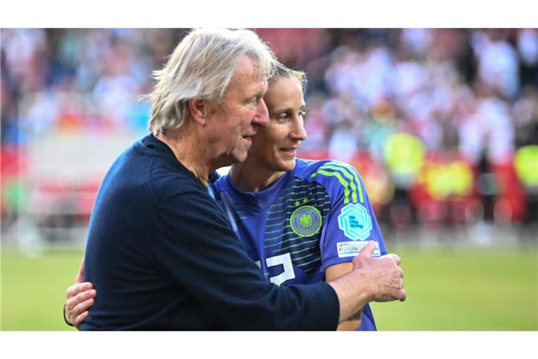 Ann-Katrin Berger und Horst Hrubesch, Bundestrainer der Frauen-Nationalmannschaft, bei Olympia in Paris.