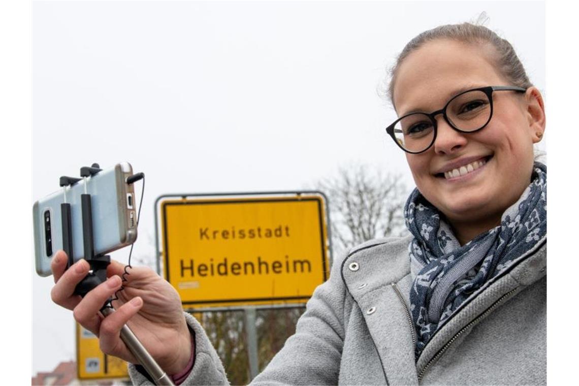 Anna Barth fotografiert sich mit einem Mobiltelefon. Im Auftrag der Stadt bewirbt sie in den sozialen Medien Freizeitangebote in und um Heidenheim. Foto: Stefan Puchner/dpa