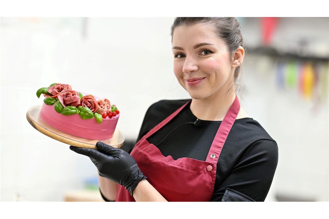 Anna Burkhardt aus Mannheim stellt Wursttorten her - auf Wunsch auch mit Salamirosen und Basilikumblättern.