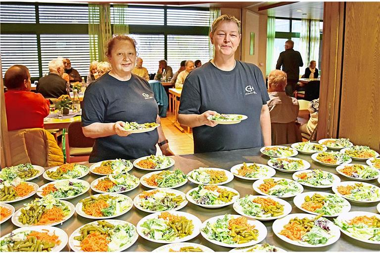 Anna König (rechts) und Anke Zvenik helfen bei der Essensausgabe. Foto: Tobias Sellmaier