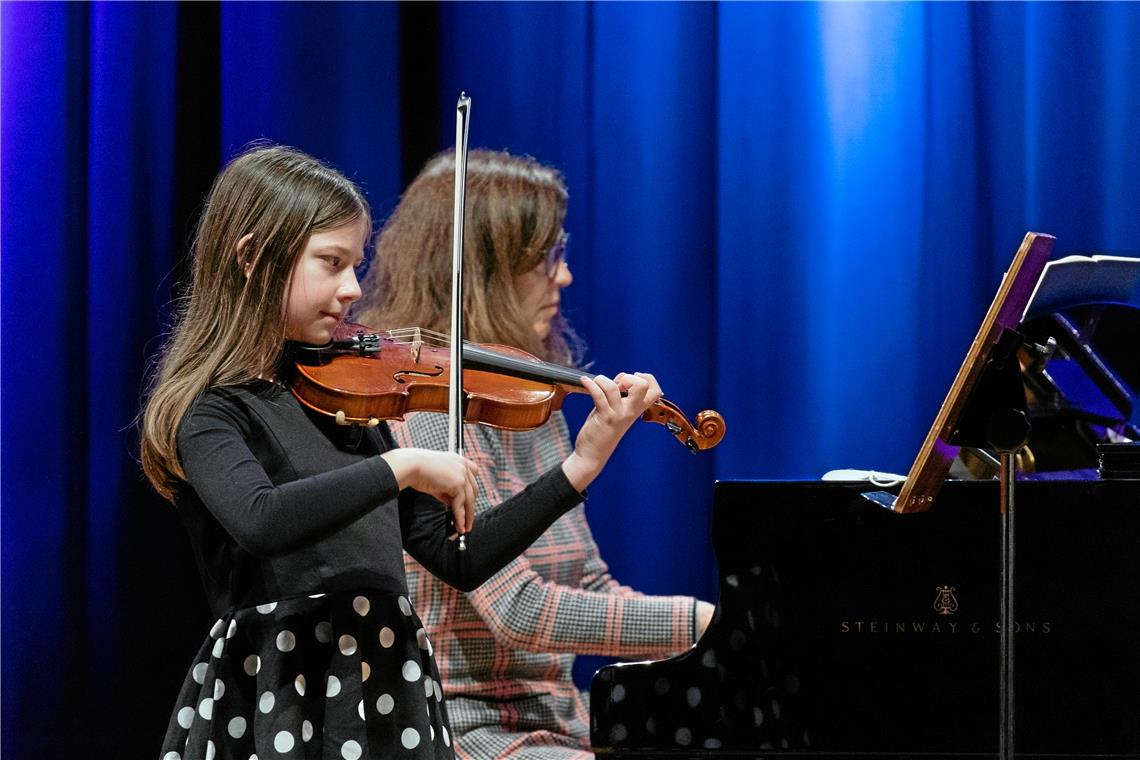 Anna Sofia Reiff (Violine) mit Lehrerin Karin Holzinger hatte sich für den Wettkampf für das Menuetto aus Mozarts Violinsonate D-Dur entschieden. Fotos: A. Becher