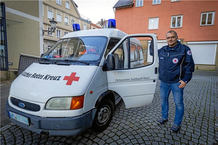 Annähernd 30 Jahre ist der Ford Transit des DRK Sulzbach alt. Höchste Zeit für einen Ersatz, sagt Michael Budig. Foto: Alexander Becher