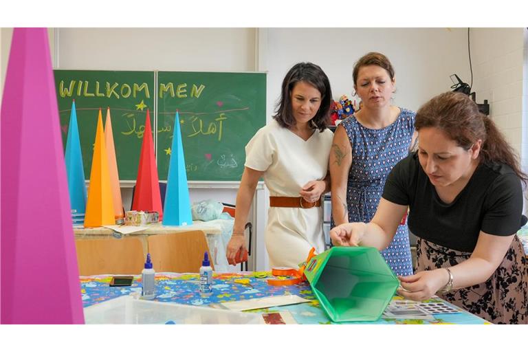 Annalena Baerbock besucht ein Eltern-Kind-Zentrum in  Potsdam. Sie fordert, finanziell schwächere Familien bei der Ausstattung mit Schulmaterial  nicht im Stich zu lassen.