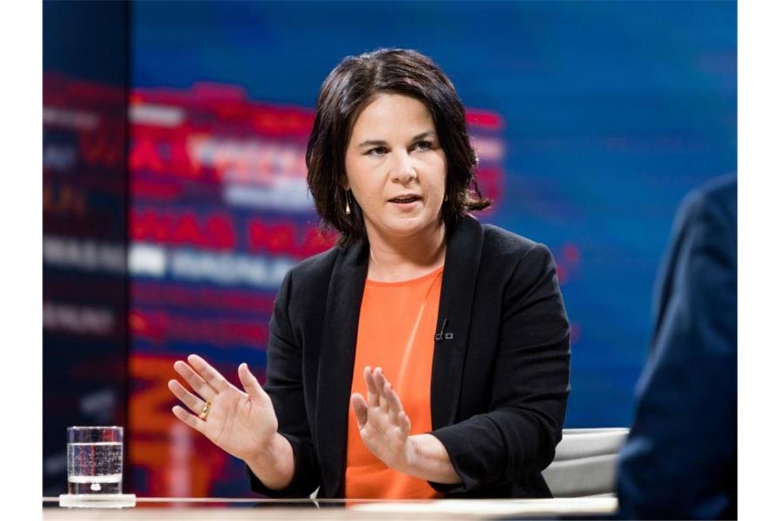 Baerbock für Abschaffung von Kurzstreckenflügen Annalena Baerbock, Kanzlerkandidatin von Bündnis 90/Die Grünen, spricht in der ZDF-Sendung „Was nun,...?“ mit Peter Frey. (Archivbild). Foto: Thomas Kierok/ZDF/dpa