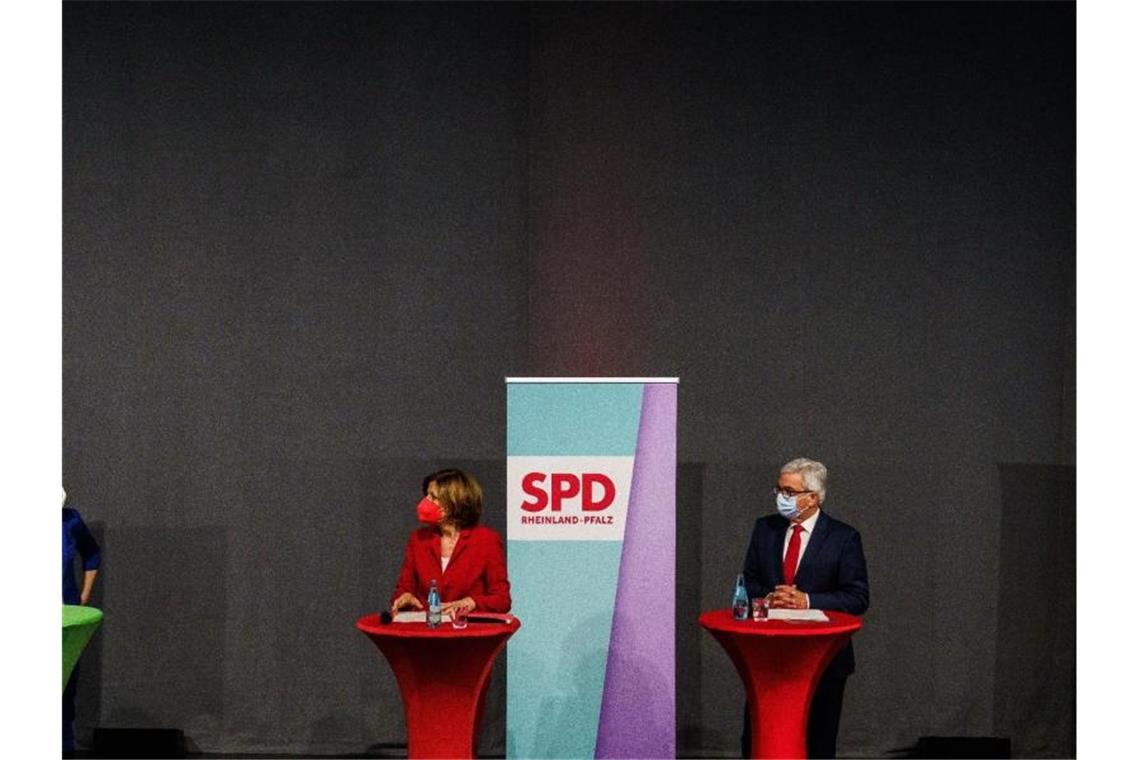 Ampel-Koalition in Rheinland-Pfalz steht Anne Spiegel (l.-r., Bündnis 90/Die Grünen), Malu Dreyer (SPD), Roger Lewentz (SPD) und Daniela Schmitt (FDP). Foto: Andreas Arnold/dpa