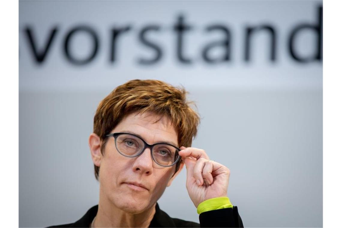 Umfrage: Kramp-Karrenbauer beliebter als Merkel Annegret Kramp-Karrenbauer, Bundesvorsitzende der CDU, spricht auf einer Pressekonferenz zu den Medienvertretern. Foto: Kay Nietfeld