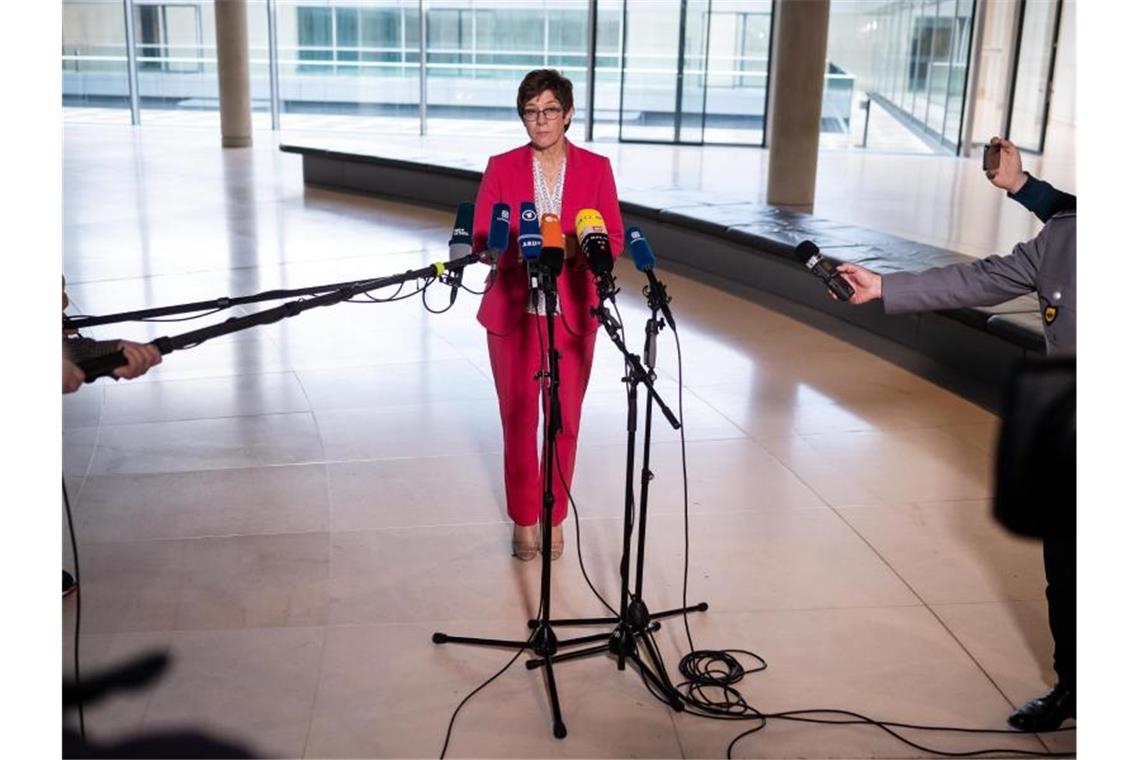 Handy und Tablet von KSK-Kommandeur beschlagnahmt Annegret Kramp-Karrenbauer (CDU) äußert sich nach der Sondersitzung des Verteidigungsausschusses zur Reform des KSK der Bundeswehr. Foto: Bernd von Jutrczenka/dpa/Archivbild
