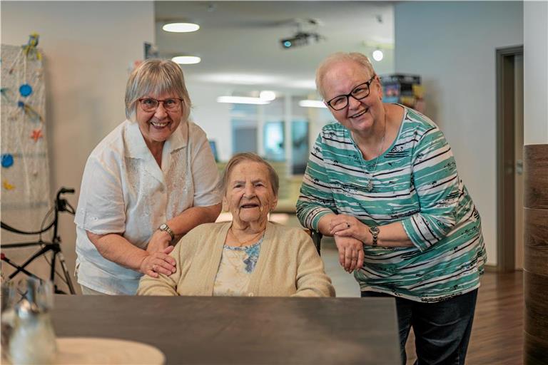 Annemarie Schmidinger (links) und Helga Grün (rechts) mit ihrer Mutter Anna Erlenbusch im Café des Erich-Schumm-Stifts. Da die beiden Töchter in der Nähe leben, können sie regelmäßig vorbeischauen. Besonders freuen sie sich, dass das auch die Enkel tun. Foto: Stefan Bossow