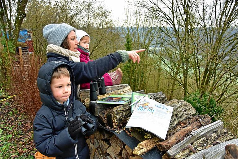 Annika Klöpf und ihre Familie (hier Sohn Michel und Tochter Leni) beobachten Vögel nicht nur an der Kante zum steil abfallenden Hang am Fuße ihres Hauses, sondern gerne auch vom Wohnzimmer aus. Fotos: Tobias Sellmaier