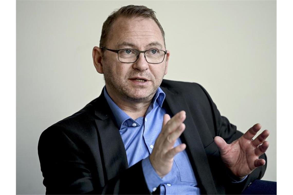Streit um Heils Plan für eine Erhöhung des Mindestlohns „Anstatt sich mit Trippelschritten auf 12 Euro Stundenlohn zuzubewegen, muss der Mindestlohn einmalig vom Gesetzgeber um zwei Euro angehoben werden, damit Tariflöhne und Mindestlohn nicht weiter auseinanderlaufen“, sagt Frank Werneke. Foto: Britta Pedersen/dpa-Zentralbild/ZB