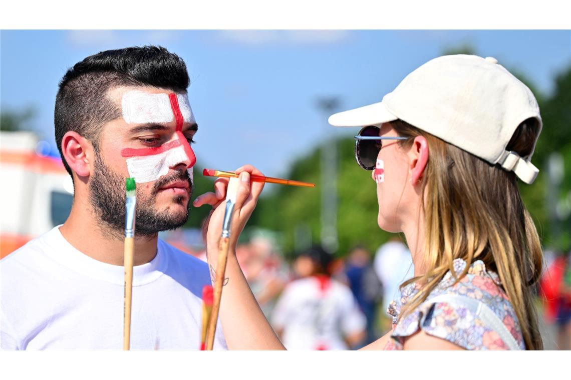 Anstrich vor Anpfiff: Vor dem EM-Spiel zwischen Georgien und Portugal in Gelsenkirchen, lässt sich ein Fan das Gesicht in den georgischen Nationalfarben bemalen.