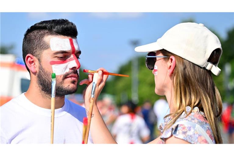 Anstrich vor Anpfiff: Vor dem EM-Spiel zwischen Georgien und Portugal in Gelsenkirchen, lässt sich ein Fan das Gesicht in den georgischen Nationalfarben bemalen.