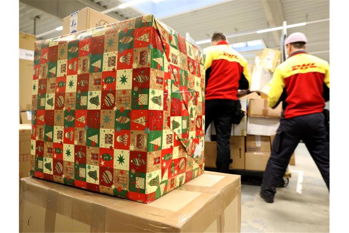 Ansturm bereits vor dem ersten Advent. In der Zustellbasis der Deutschen Post DHL am Hauptbahnhof in Rostock herrscht Hochbetrieb. Foto: Bernd Wüstneck/dpa-Zentralbild/dpa