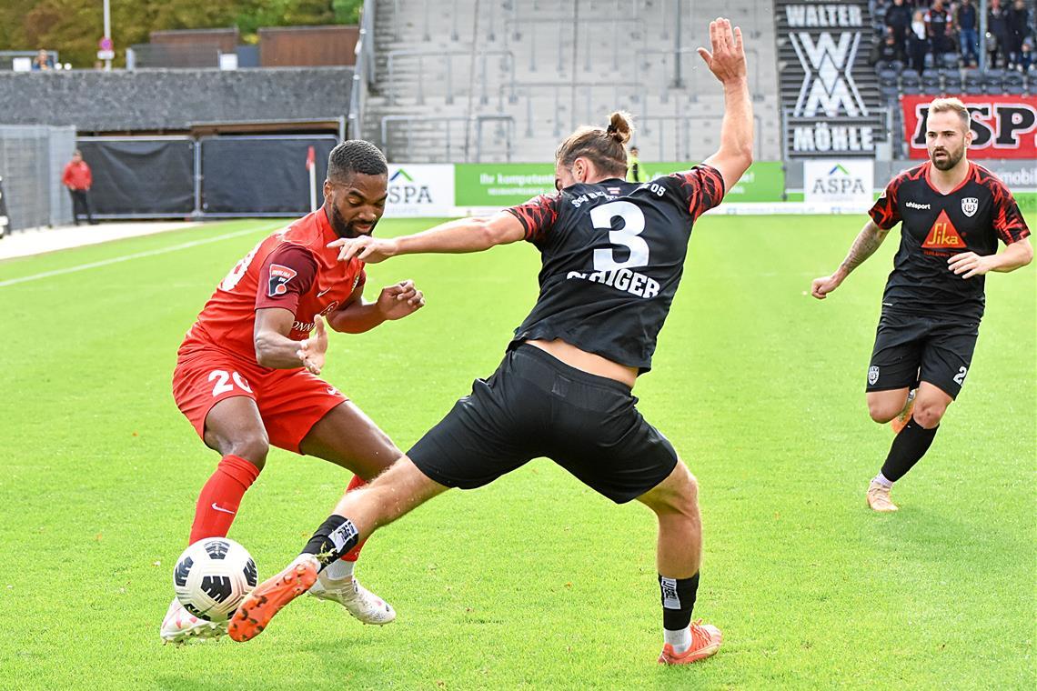 Anthony Mbem-Som Nyamsi ist von den SSV-Spielern wie Nils Staiger oft nicht zu stoppen und erzielt das 1:0 für die SG. Foto: Tobias Sellmaier