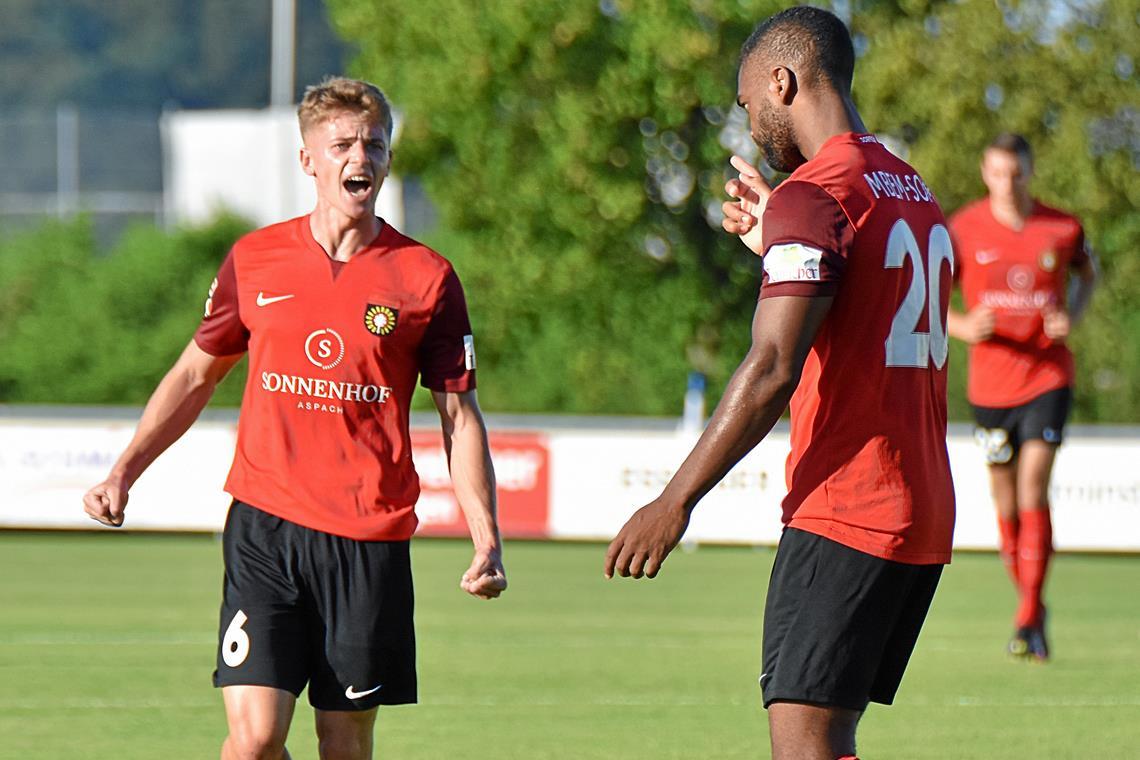 Anthony Mbem-Som Nyamsi (rechts) traf zum 1:0. Der Mittelfeldspieler hatte großen Anteil daran, dass er sich mit Christian Mistl und der gesamten SG im siebten Saisonspiel den bereits sechs Sieg des noch ungeschlagenen Spitzenreiters bejubeln durfte. Foto: Tobias Sellmaier