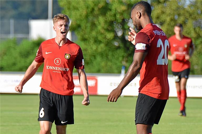 Anthony Mbem-Som Nyamsi (rechts) traf zum 1:0. Der Mittelfeldspieler hatte großen Anteil daran, dass er sich mit Christian Mistl und der gesamten SG im siebten Saisonspiel den bereits sechs Sieg des noch ungeschlagenen Spitzenreiters bejubeln durfte. Foto: Tobias Sellmaier