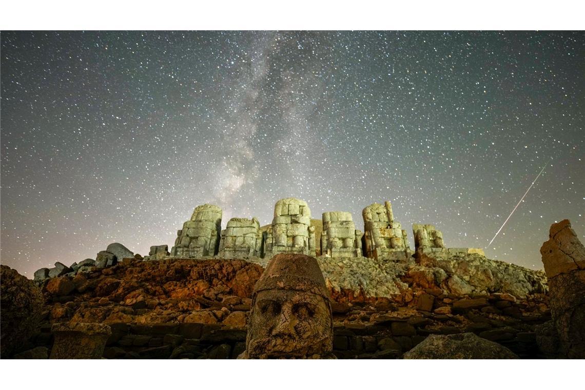 Antike Statuen stehen während eines Perseiden-Meteoritenschauers auf dem Berg Nemrut im Südosten der Türkei.