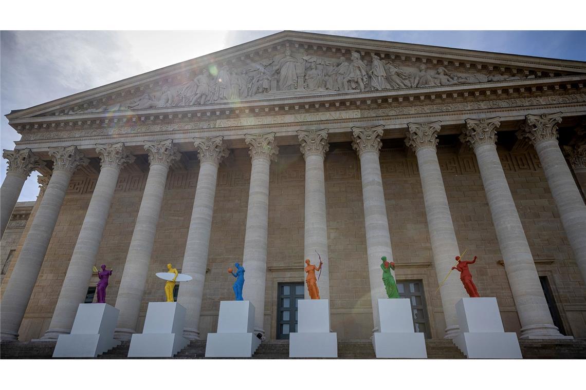 Antiker Klassiker modern: Kopien der Venus von Miro, einer der berühmtesten griechischen Statuen, stehen vor der französischen Nationalversammlung - ausgestattet für sechs Sportarten, bereit für die Olympischen und Paralympischen Spiele 2024.