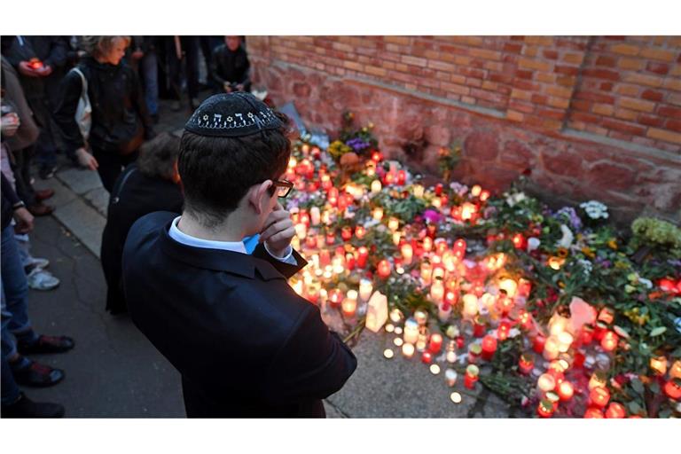 Antisemitismus von Rechts ist nach Einschätzung des Bundesverbands Rias besonders gewalttätig - wie der Anschlag auf die Synagoge in Halle 2019. (Archivbild)