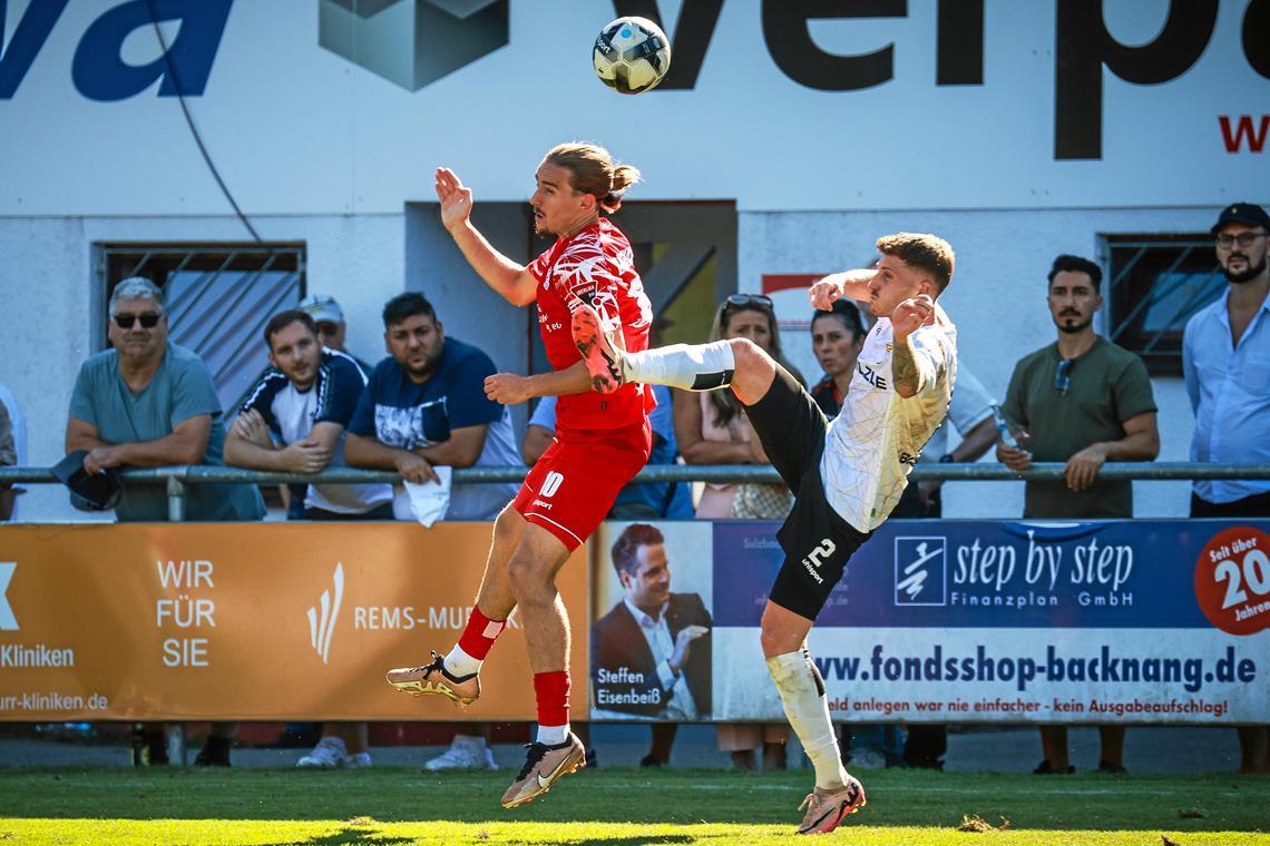 Antonio Babic (links) hat den zwischenzeitlichen Ausgleich erzielt. Doch am Ende gehen die TSG-Fußballer gegen Balingen leer aus. Foto: Alexander Becher