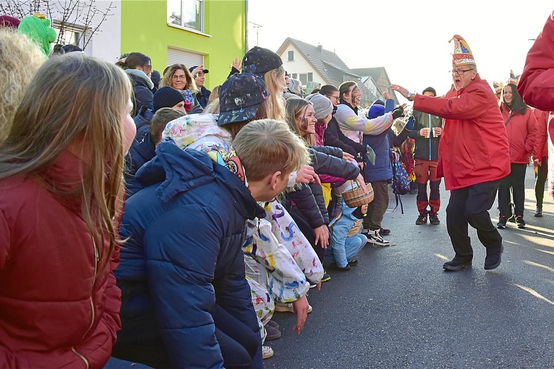 Aola Welle mit dem Backnanger Karnevalsclub. Faschingsverein Burgstetten: Faschi...