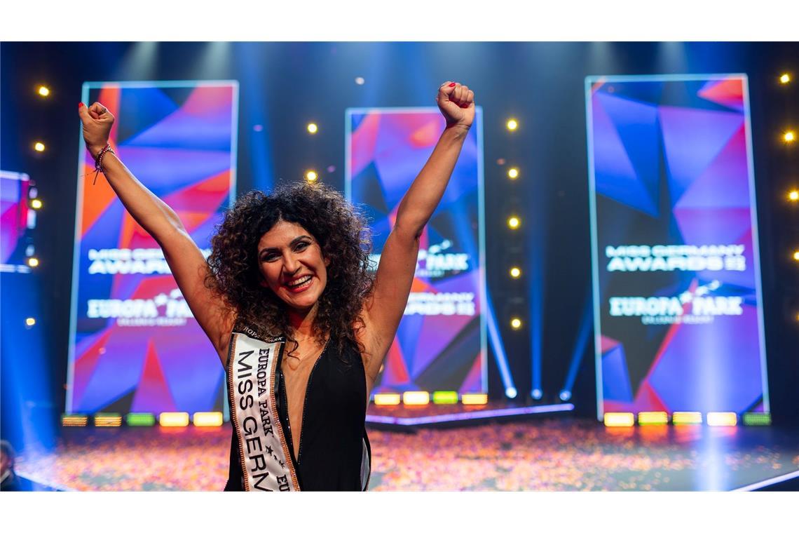 Apameh Schönauer aus Berlin ist die neue "Miss Germany". Die 39-Jährige setzte sich im südbadischen Rust gegen acht andere Frauen durch. Die Architektin mit Wurzeln im Iran will sich für junge Frauen mit Migrationshintergrund einsetzen, sagt sie während der Show.