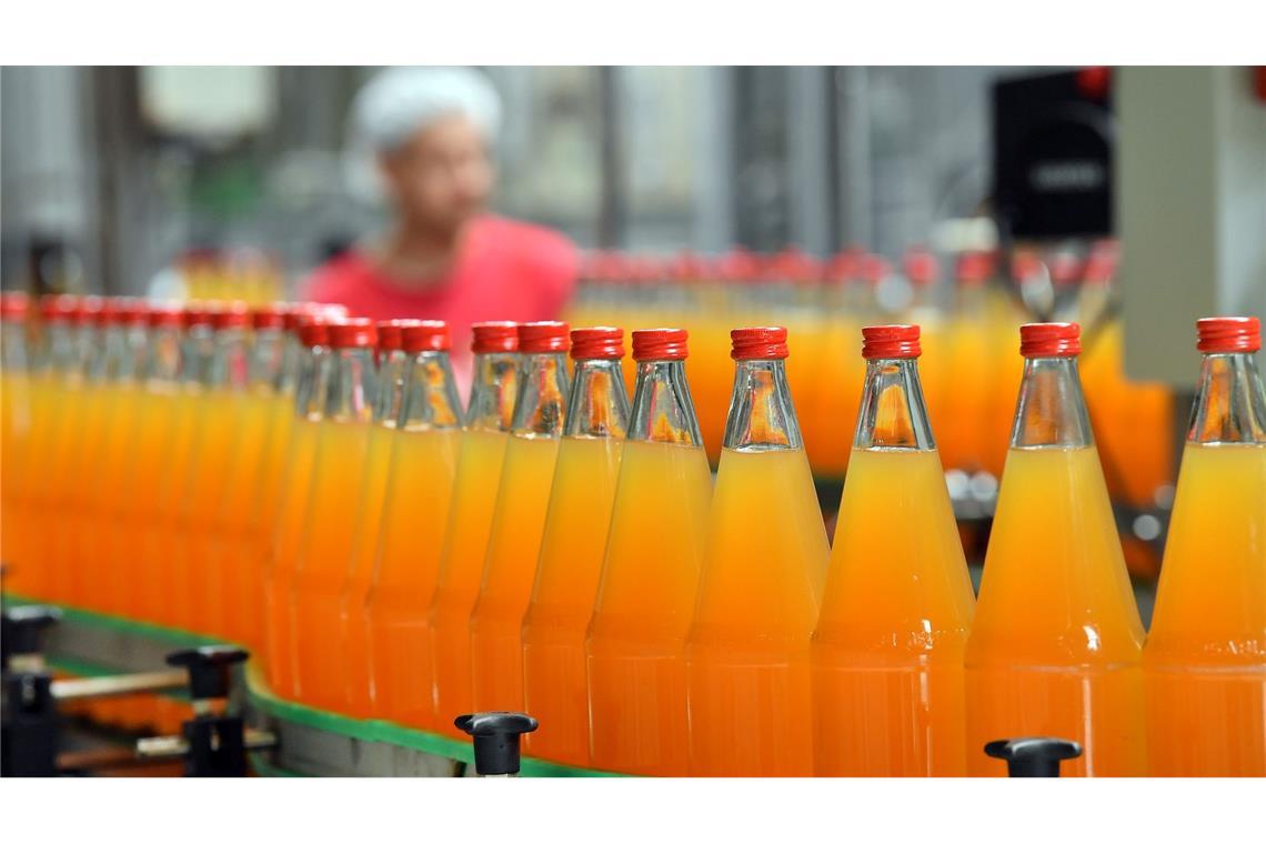 Apfelsaft wird abgefüllt. Zahlen des Statistischen Bundesamt zeigen: Orangensaft und ähnliche Säfte waren 2023 gut 30 Prozent teurer als im Jahr 2020.