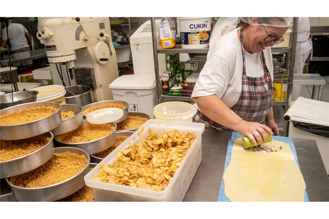 Apfelstrudel wird in der deutsch-brasilianischen Bäckerei zubereitet.