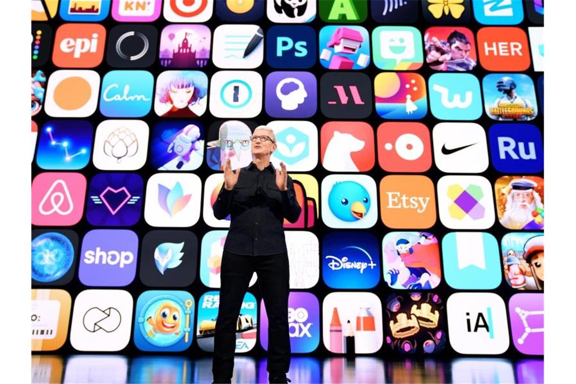 Apple verschärft Wettbewerb mit Facebook & Co. Apple-Chef Tim Cook eröffnet die Online-Entwicklerkonferenz WWDC aus dem Apple Park in Cupertino. Foto: Apple/dpa