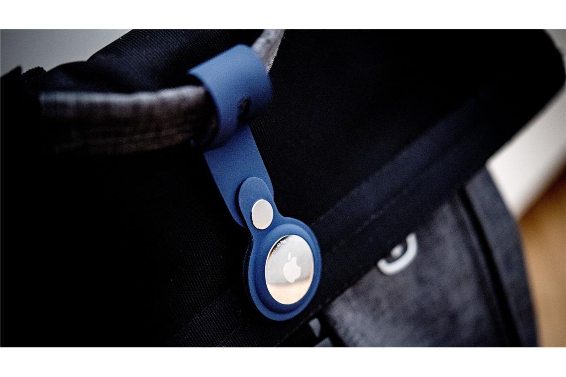 Apple und Google wollen mit einer gemeinsamen Initiative den Missbrauch von kleinen Bluetooth-Ortungsgeräten für unerwünschtes Tracking von Personen verhindern.