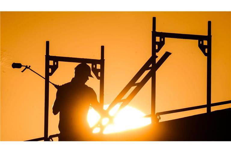 Arbeitende in Außenberufen sollen in Zukunft besser geschützt werden, fordert die IG Bauen Agrar Umwelt. (Archivbild)