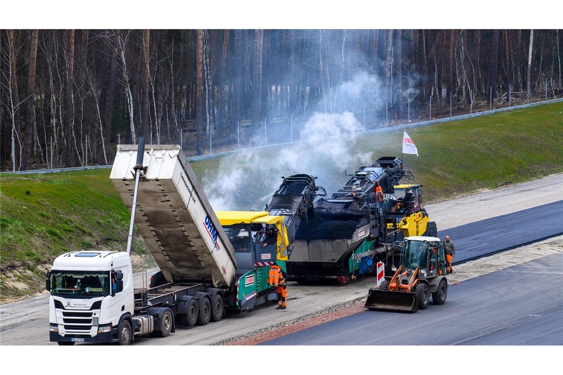 Arbeiter asphaltieren neue Abschnitte der Autobahn 14.