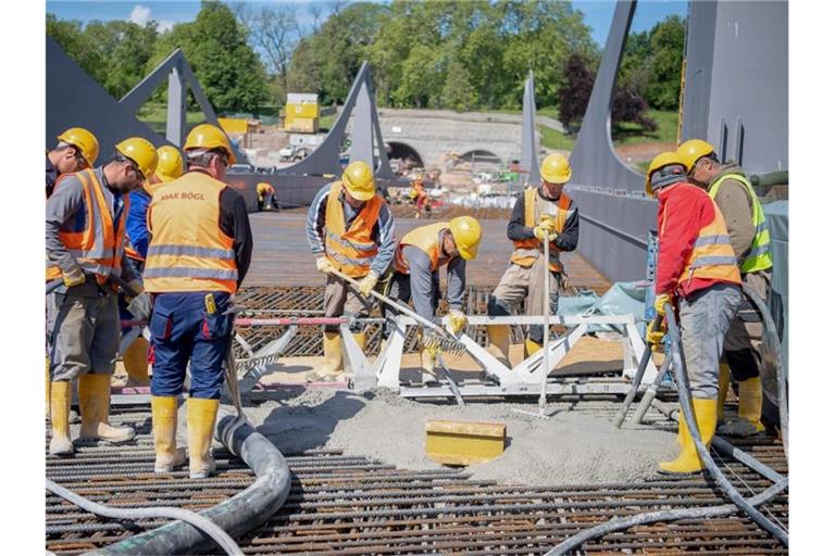 Arbeiter gießen Beton für die Fahrbahnplatte der neuen Neckarbrücke in die Armierung. Foto: Sebastian Gollnow