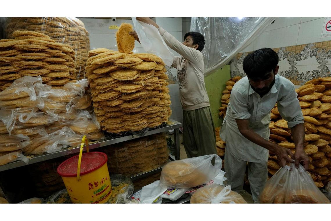 Arbeiter in Pakistan verpacken Vermicelli, eine besondere Delikatesse während des muslimischen Fastenmonats Ramadan.