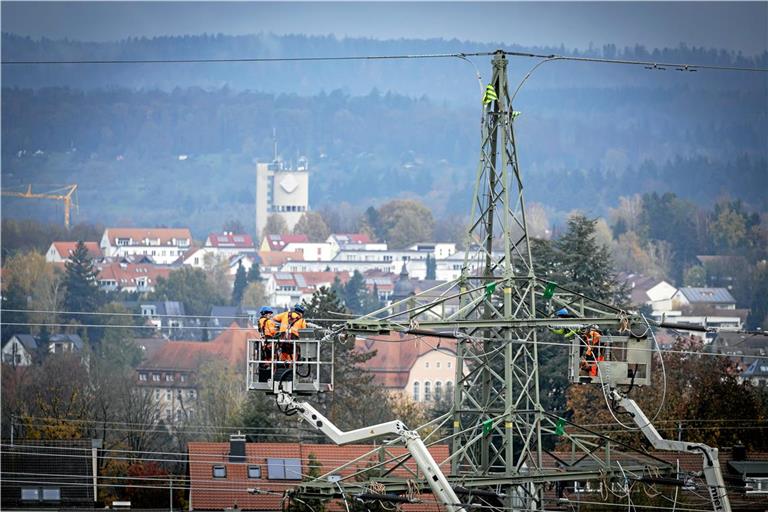 Arbeiter machen die neuen Leitungen am Abspannmast in Germannsweiler fest. Foto: Alexander Becher