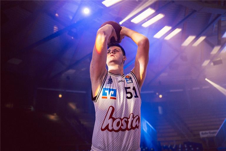 Arbeitet hart dafür, als Basketballer den großen Wurf zu landen: Sören-Eyke Urbansky. Der gebürtige Backnanger ist mit 2,14 Metern einer der längsten Spieler der deutschen Bundesliga. Foto: P. Reinhard