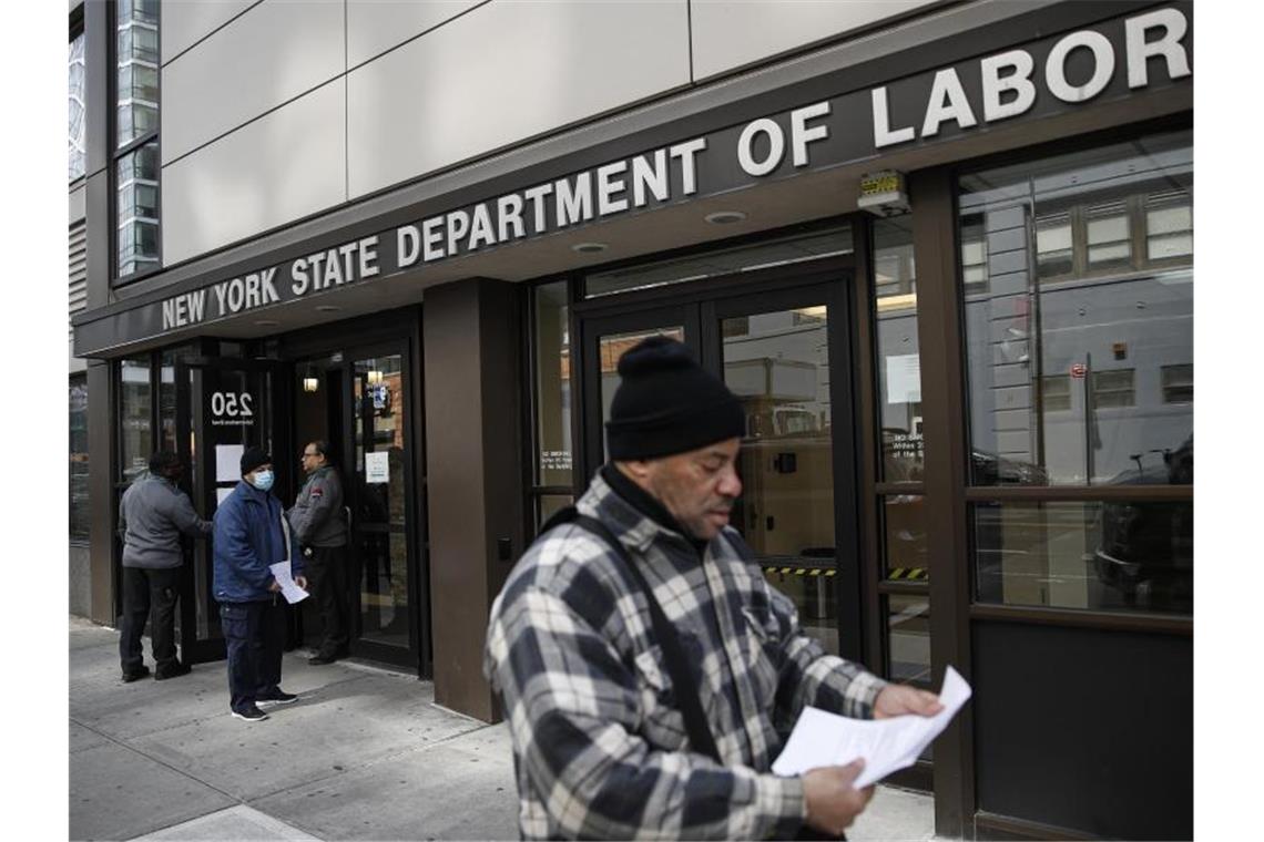 Erneuter Anstieg der US-Arbeitslosigkeit erwartet Arbeitsamt in New York: Wegen der Corona-Krise haben in den USA schon 25 Millionen Menschen ihre Jobs verloren. Foto: John Minchillo/AP/dpa