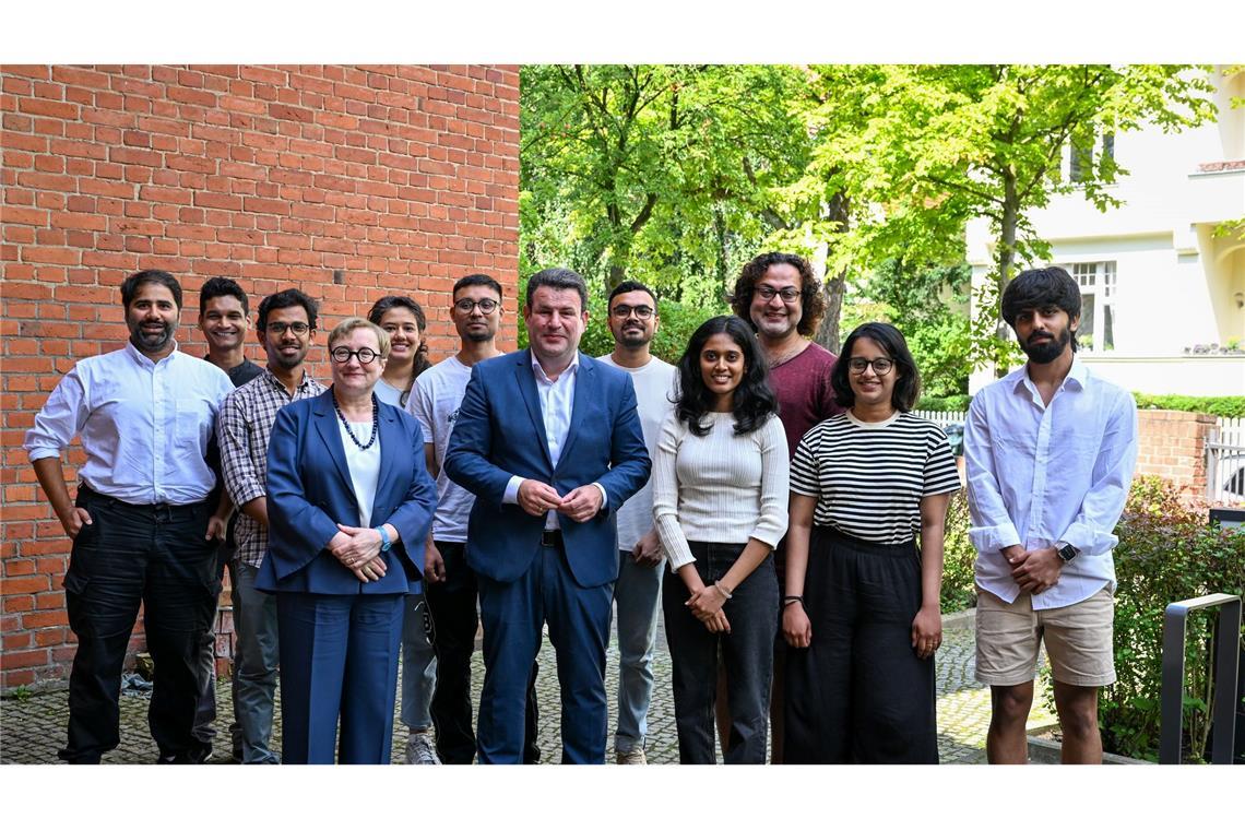 Arbeitsminister Heil posiert an der Freien Universität Berlin mit indischen Studierenden.