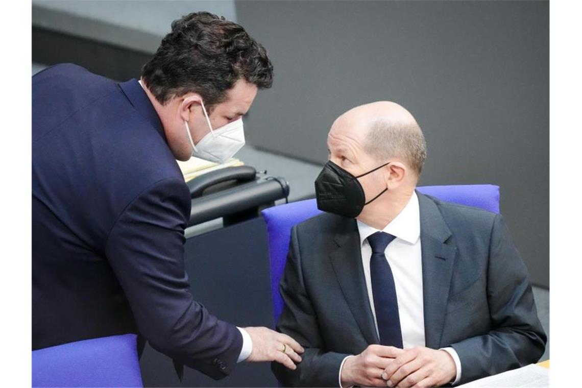 Heil will Flüchtlinge schnell in Arbeitsmarkt integrieren Arbeitsminister Hubertus Heil (re, SPD) im Gespräch mit Bundeskanzler Olaf Scholz (SPD) im Bundestag. Foto: Kay Nietfeld/dpa