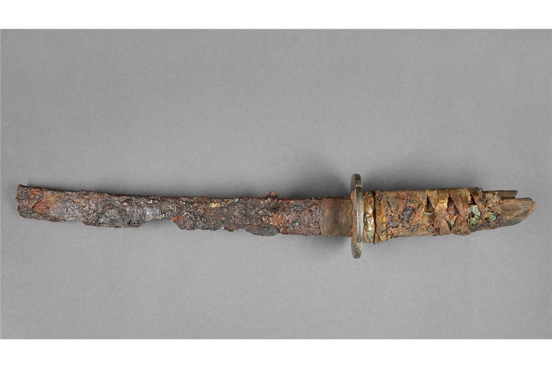 Archäologen haben bei Grabungen am Berliner Molkenmarkt ein japanisches Kurzschwert aus dem 17. Jahrhundert entdeckt. Das Wakizashi war in einem mit Kriegsschutt verfüllten ehemaligen Keller eines Wohngebäudes entdeckt worden.