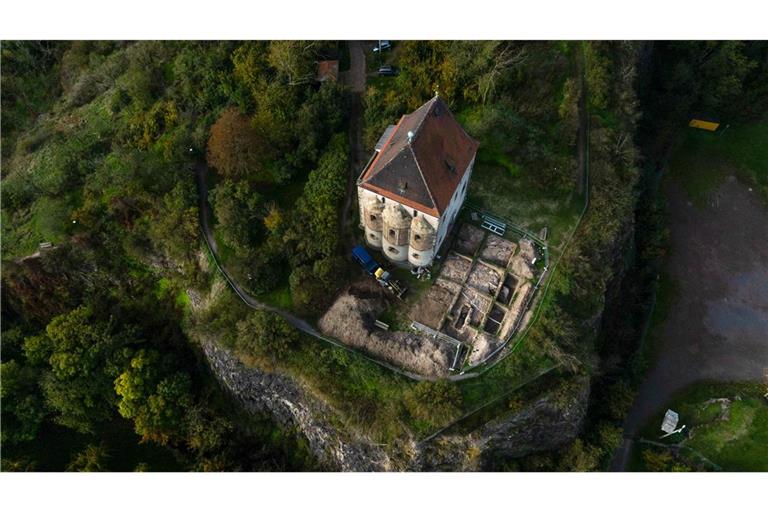 Archäologische Grabungen neben der Doppelkapelle St. Crucis auf dem Gelände der markgräflichen Burg Landsberg legen Strukturen aus dem 12. Jahrhundert frei. St. Crucis ist eine der größten erhaltenen Doppelkapellen und weist den originalen Baukörper auf.