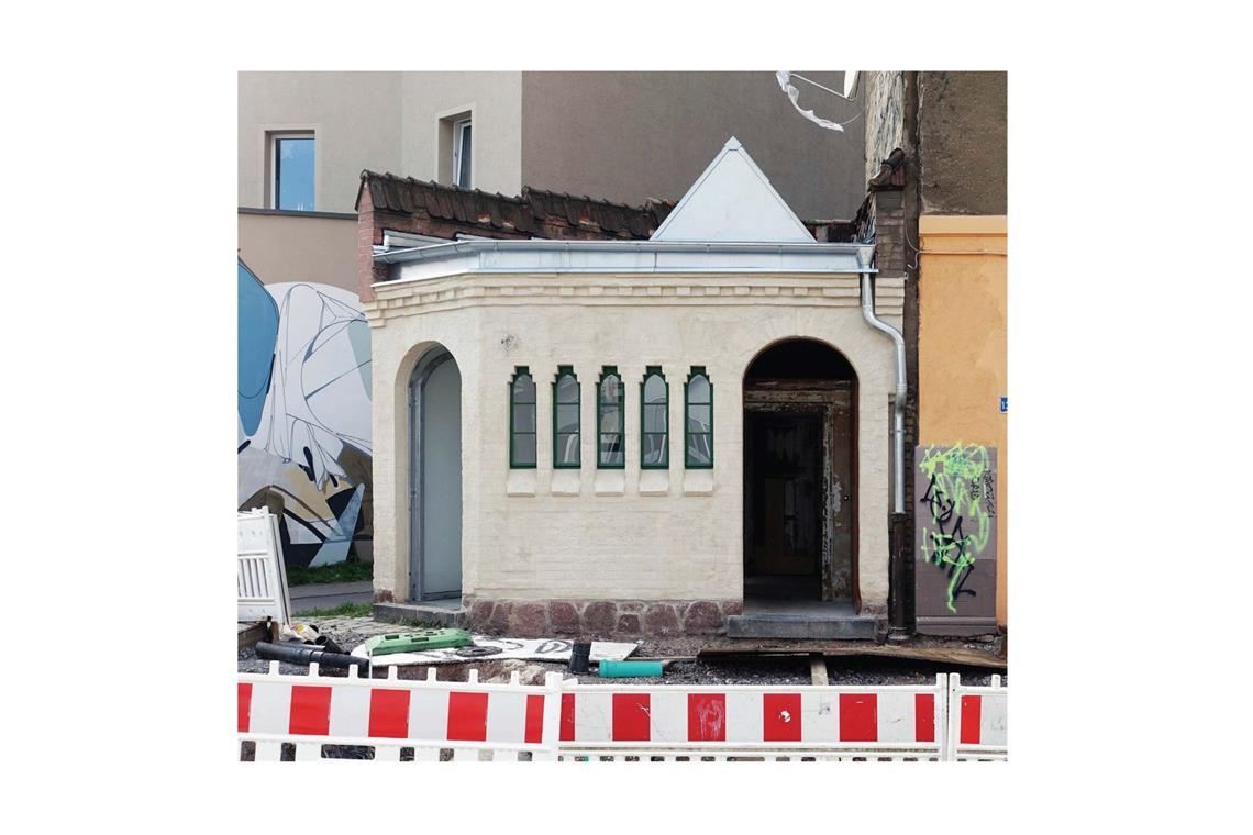 Junge Architektur im Glück – so schön ist das erste Tiny House Architekt Tim Mahn hat in Halle an der Saale ein ehemaliges öffentliches Toilettenhäuschen, das direkt an ein mehrstöckiges Gebäude grenzt, . . ..