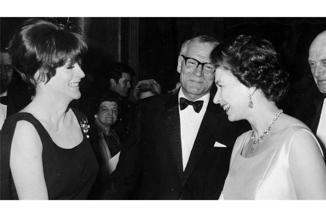 Archivfoto von 1966: Königin Elizabeth II., neben Sir Laurence Olivier, im Gespräch mit Maggie Smith (links)