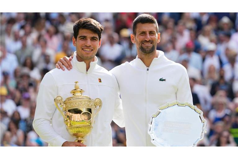 Arm in Arm: Carlos Alcaraz (l) und Novak Djokovic