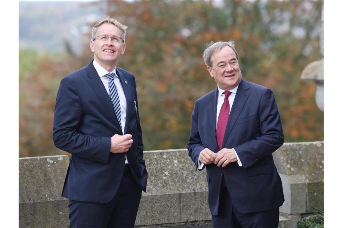 Ministerpräsidentenkonferenz: Beratung über Corona-Winter Armin Laschet (r, CDU), Ministerpräsident von Nordrhein-Westfalen, begrüßt auf Schloss Drachenburg seinen Amtskollegen aus Schleswig-Holsterin, Daniel Günther (CDU). Foto: Oliver Berg/dpa