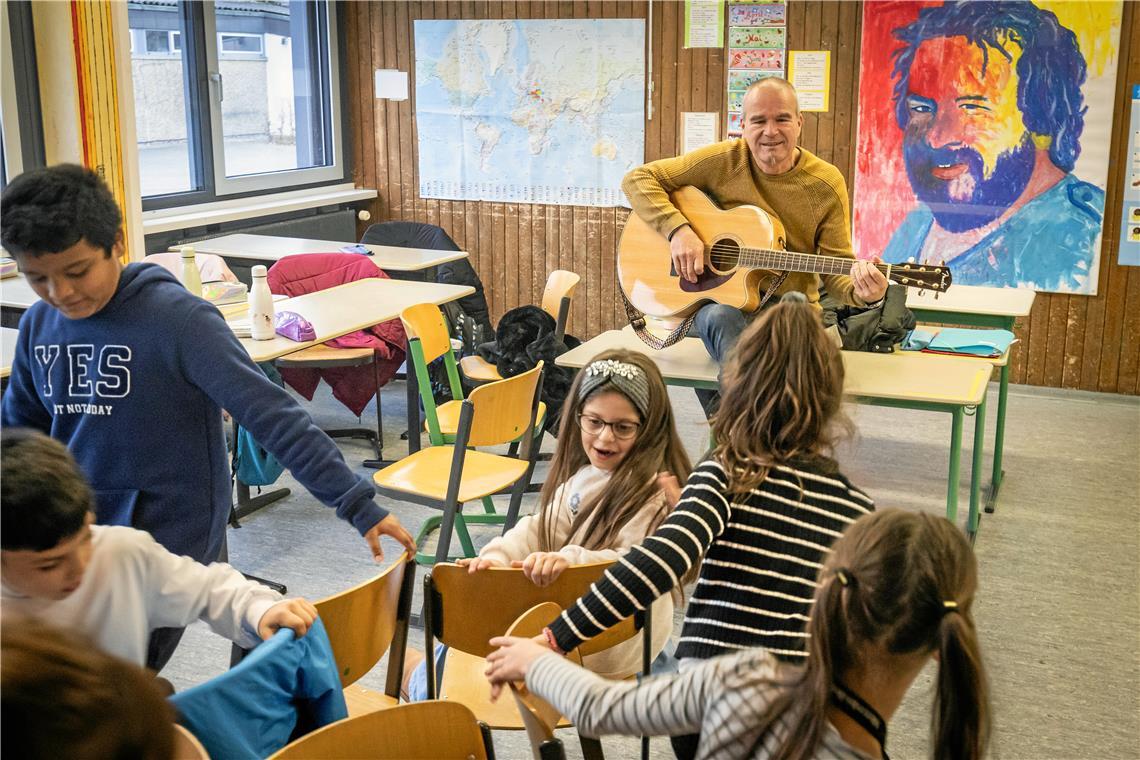 Armin Scherhaufer (an der Gitarre) bindet in seinen Unterricht in der Vorbereitungsklasse gerne Musik ein. Foto: Alexander Becher