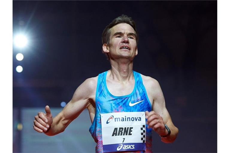 Arne Gabius läuft bei einem Marathon ins Ziel. Foto: Thomas Frey/dpa/Archivbild