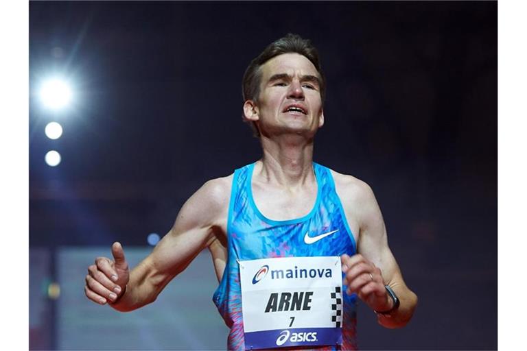 Arne Gabius läuft beim Frankfurt-Marathon ins Ziel und wird Deutscher Meister. Foto: Thomas Frey/dpa/Archivbild