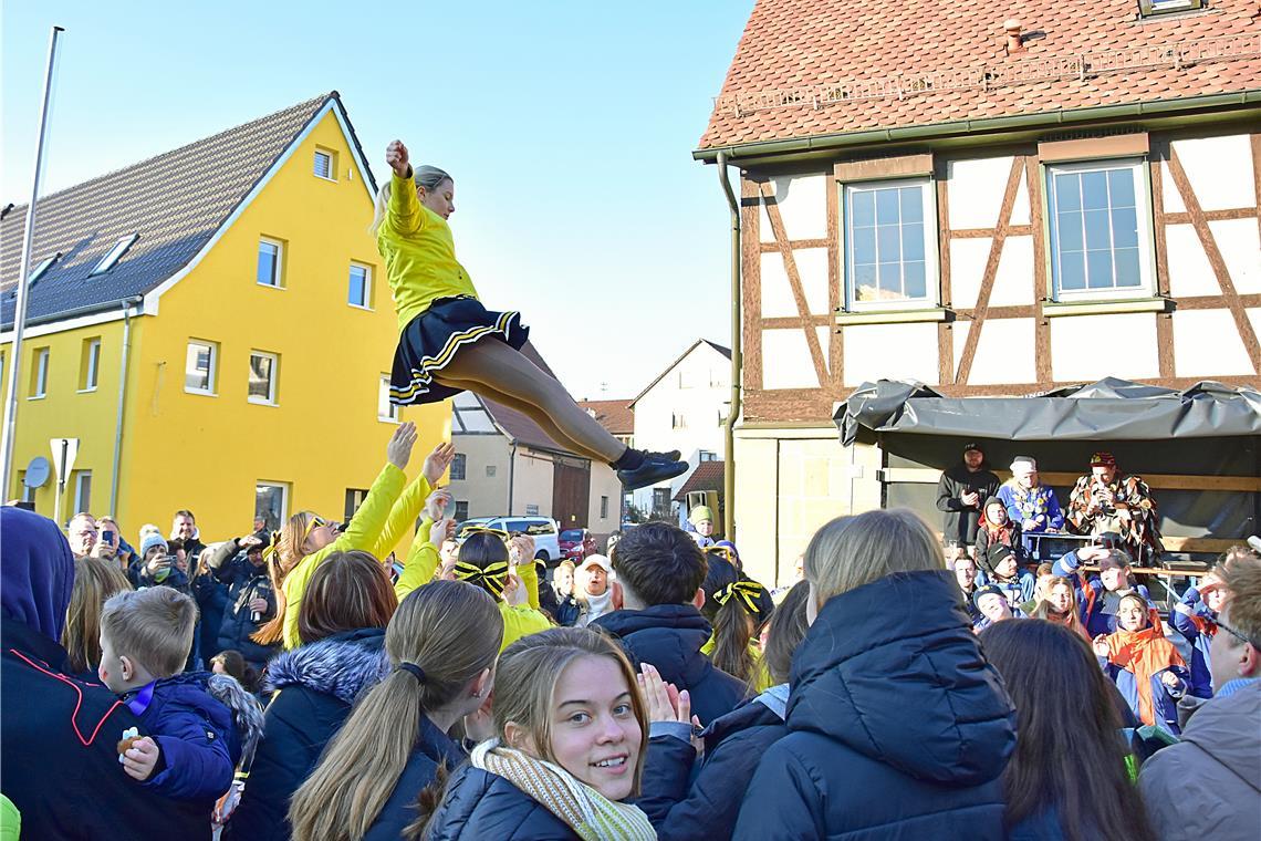 Artistische Showeinlage der Hoamerdenger Narra.  Faschingsverein Burgstetten: Fa...