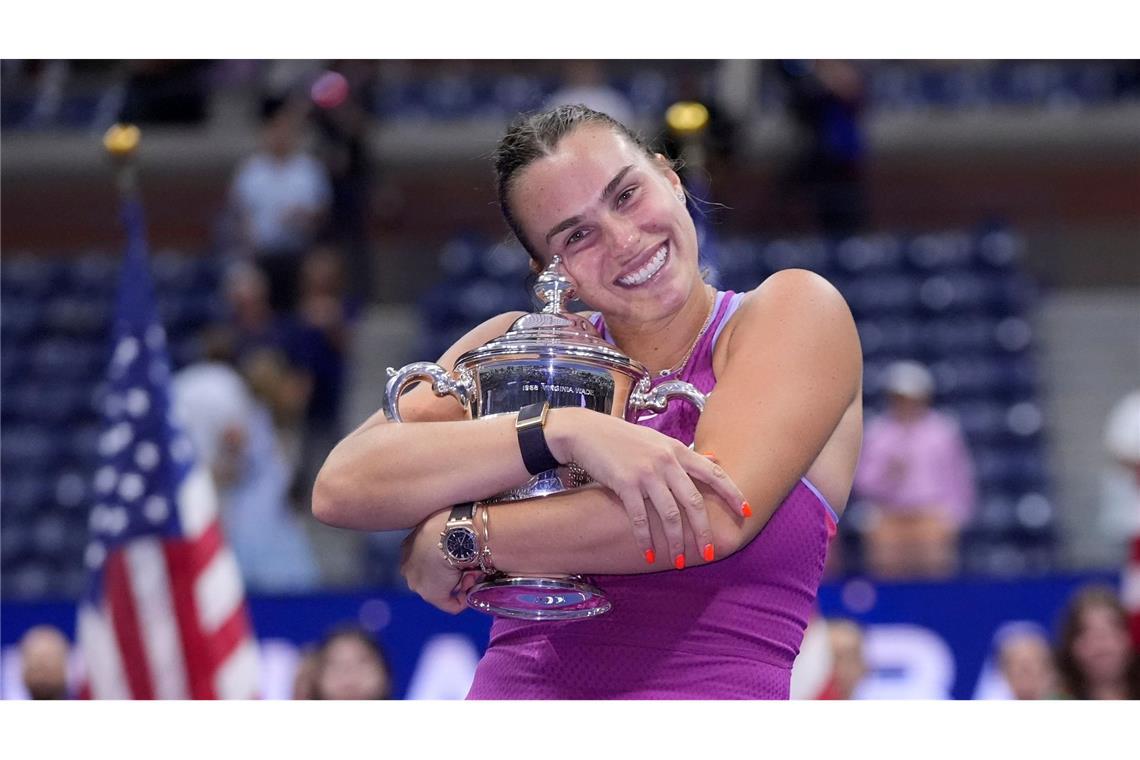 Aryna Sabalenka umarmt die Trophäe nach ihrem Sieg bei den US Open in New York.